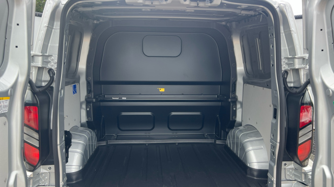 Ford Transit Custom 320 L1 Diesel Fwd 2.0 EcoBlue 136ps H1 Double Cab Van Limited - Image 4